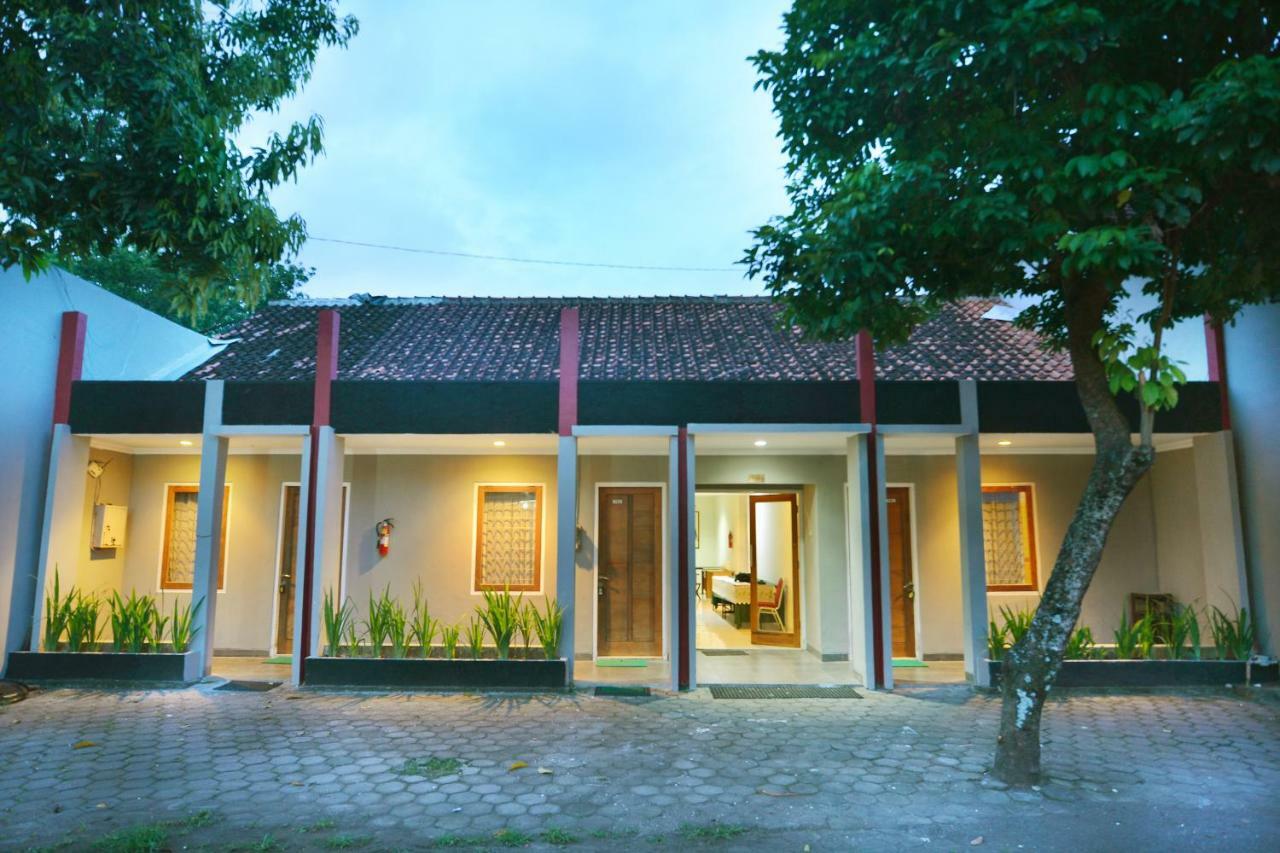 Oyo 743 Garden Guesthouse Maguwo Exterior photo